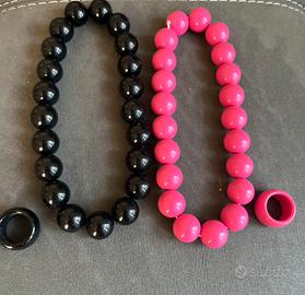 Set di collane e anelli color nero e fucsia