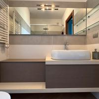Mobile bagno con lavabo sospeso e specchiera