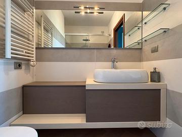 Mobile bagno con lavabo sospeso e specchiera