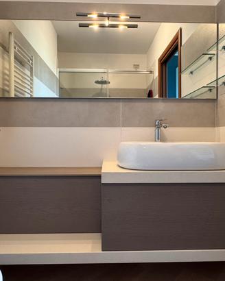 Mobile bagno con lavabo sospeso e specchiera