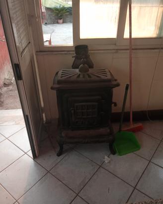 stufa a legna in ghisa con cerchi scalda vivande 