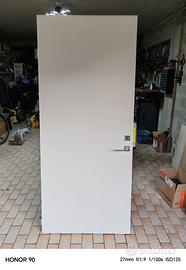 Porta in legno a battuta da interno.
