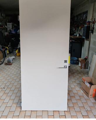 Porta in legno a battuta da interno.