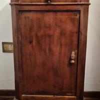 Comodino in legno antico.