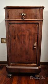 Comodino in legno antico.