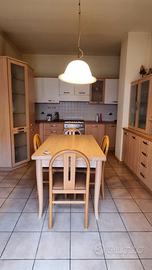 Cucina + tavolo e sedie + elettrodomestici