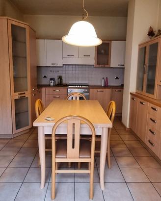 Cucina + tavolo e sedie + elettrodomestici