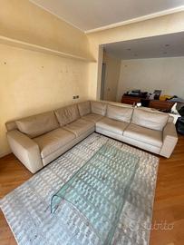 divano in pelle frau