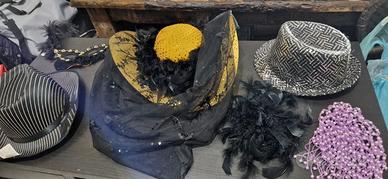 Stock cappelli con accessori piume