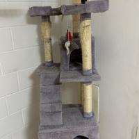 Castello tiragraffi per gatto