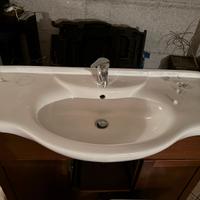 Lavandino e sanitari completi di miscelatore
