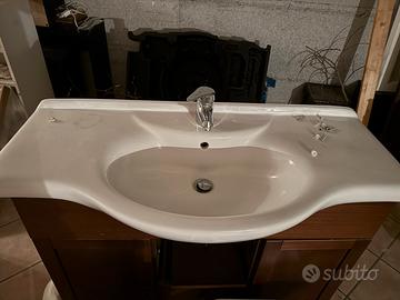 Lavandino e sanitari completi di miscelatore