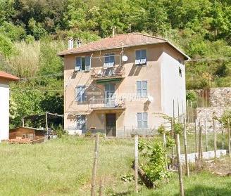 Cinque locali parzialmente ristrutturato