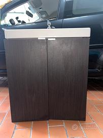 Mobile bagno marrone con lavabo