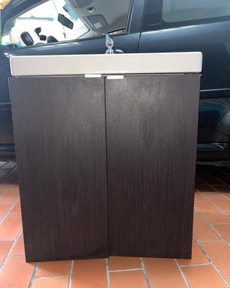 Mobile bagno marrone con lavabo