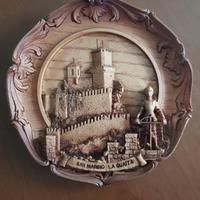 Piatto intagliato nel legno cavaliere