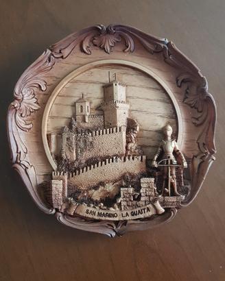 Piatto intagliato nel legno cavaliere