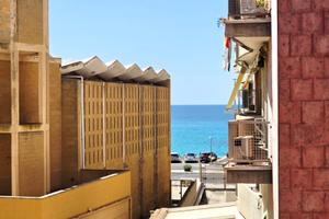 Appartamento con terrazzo a livello vista mare