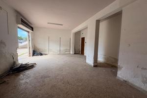 Capaci locale commerciale a 200 mt dal mare
