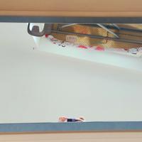 Specchiera su sfondo grigio