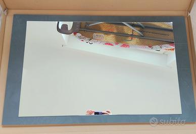 Specchiera su sfondo grigio