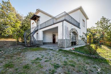 Villetta bifamiliare con ampio giardino privato. P
