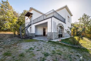 Villetta bifamiliare con ampio giardino privato. P