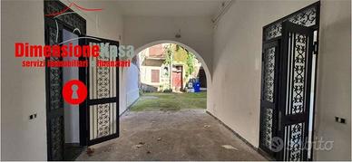 Palazzo / Stabile di 350 m² con 5 locali a Nola