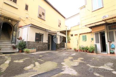 2 LOCALI A NAPOLI