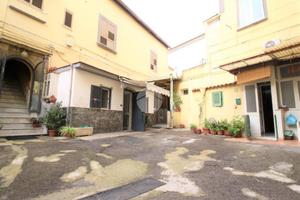 2 LOCALI A NAPOLI