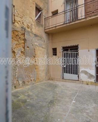 Casa semi-indipendente da ristrutturare