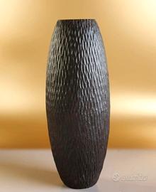 Vaso decorativo  in legno intagliato. 