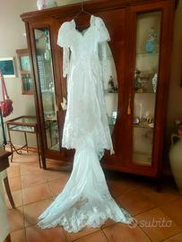 abito da sposa sartoriale in raso e tulle