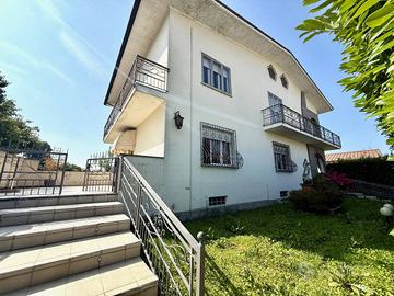 Villa di 200 m² con più di 5 locali e box auto dop