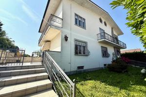 Villa di 200 m² con più di 5 locali e box auto dop
