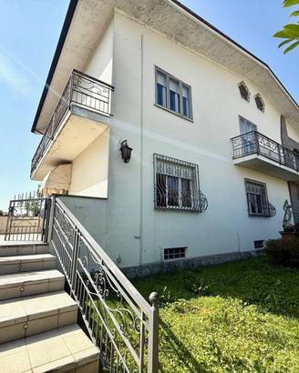 Villa di 200 m² con più di 5 locali e box auto dop