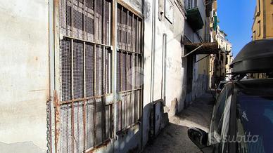 NEGOZIO A NAPOLI