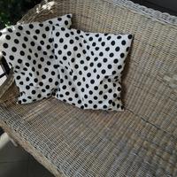 Cuscini con imbottitura stampa pois