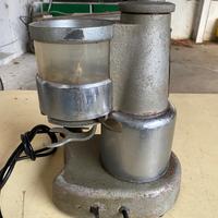 Vecchio macina caffè con dosatore FERRETTI MILANO.