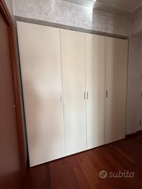 Armadio a muro bianco con ante