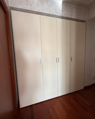 Armadio a muro bianco con ante