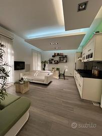 Appartamento con doppio living: indoor-outdoor