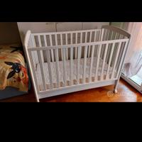 Lettino bianco con sbarre con materassino