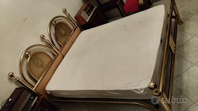 Camera da letto in legno intagliato e ottone