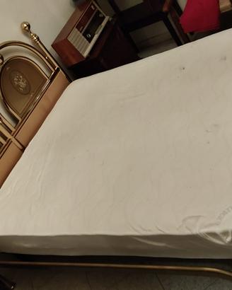 Camera da letto in legno intagliato e ottone