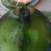 2 damigiane in vetro verde 54 litri  15 € al pezzo