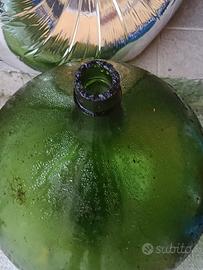 2 damigiane in vetro verde 54 litri  15 € al pezzo