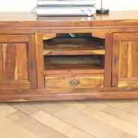 Mobile sotto TV stile rustico.