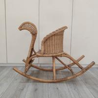 Cavallo a dondolo in vimini