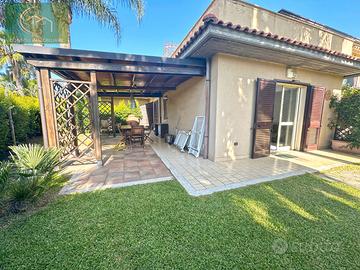 Bivano in residence con giardino a Fondachello